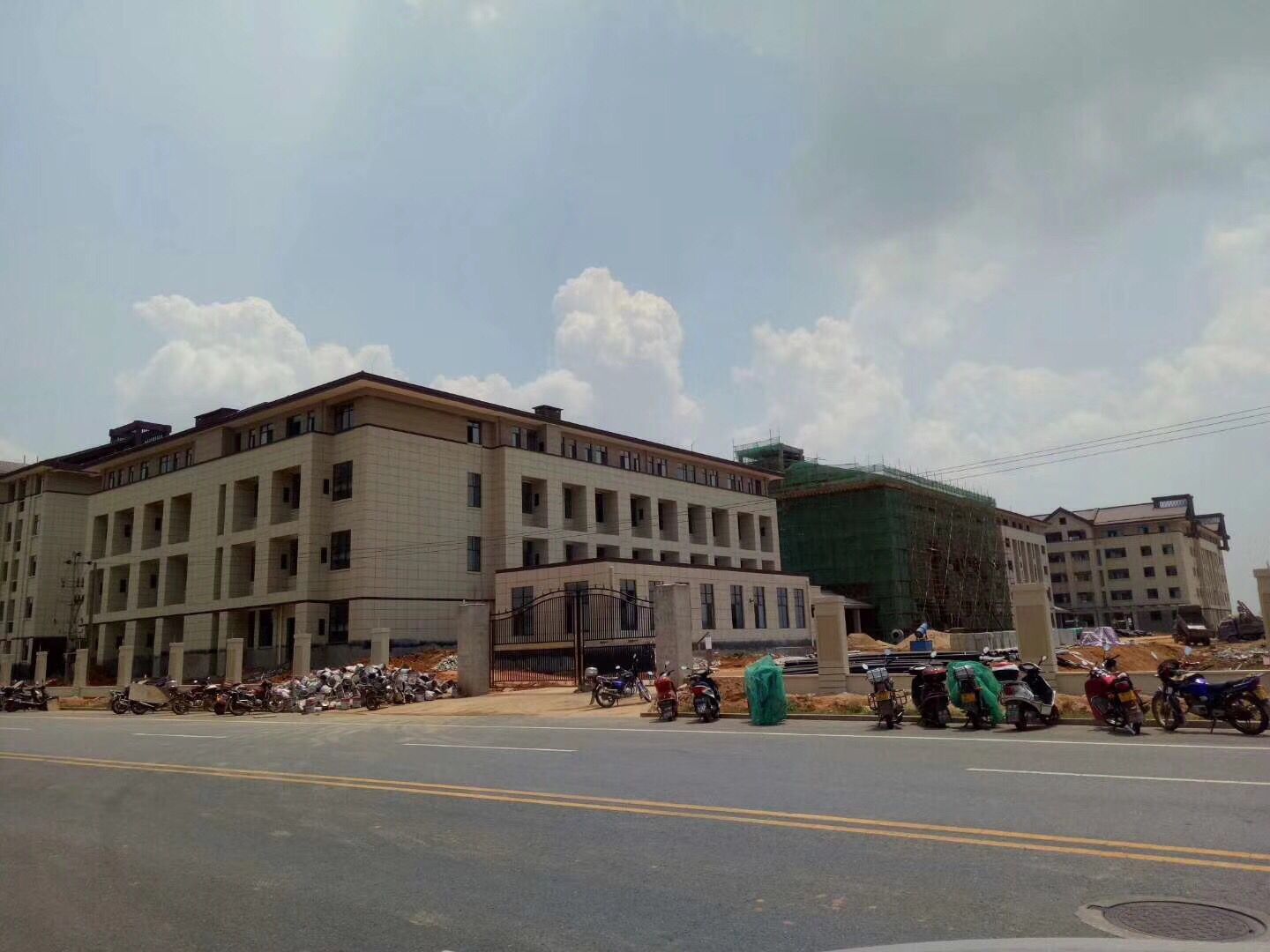 江西樟树广来滨江外国语学校配备明邦科联通柴300千瓦发电机组