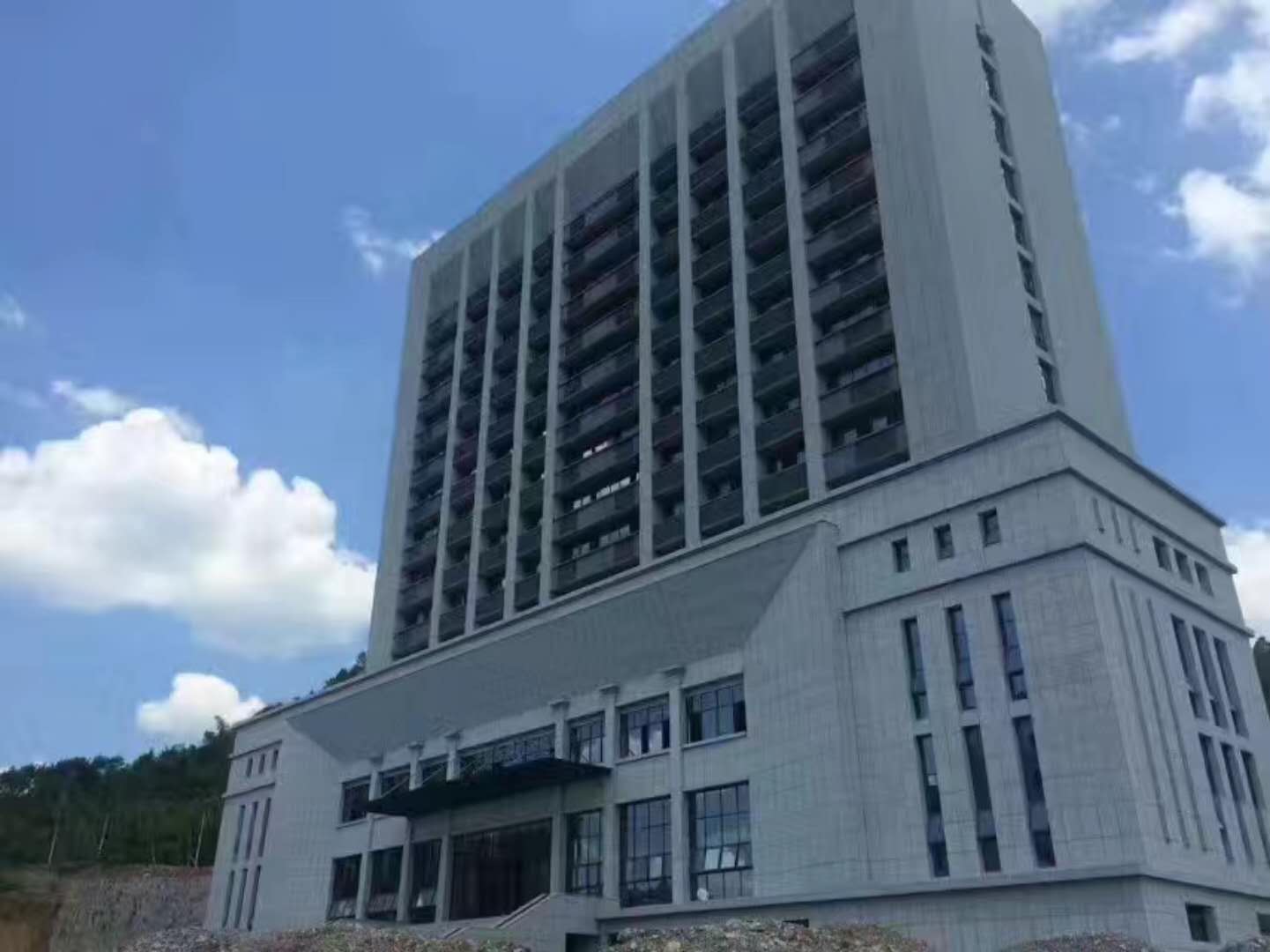 明邦为湘西保靖政务提供300KW玉柴发电机